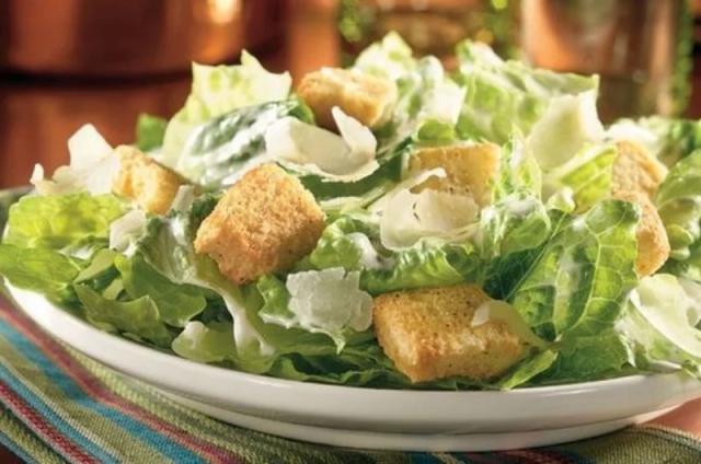 Salada Caesar Saudável com Molho Caseiro RECEITA FÁCIL